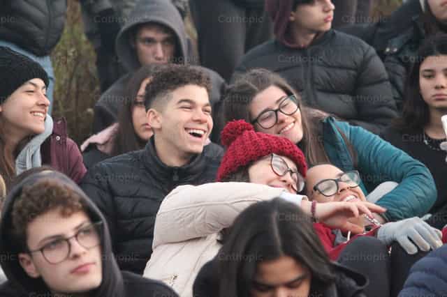 Jovenes alegres - Banco de imágenes católicas