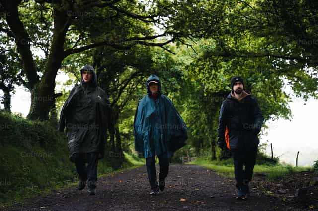 Jovenes exploradores en el bosque - Banco de imágenes católicas - Fotografía por Santiago de la Hoz