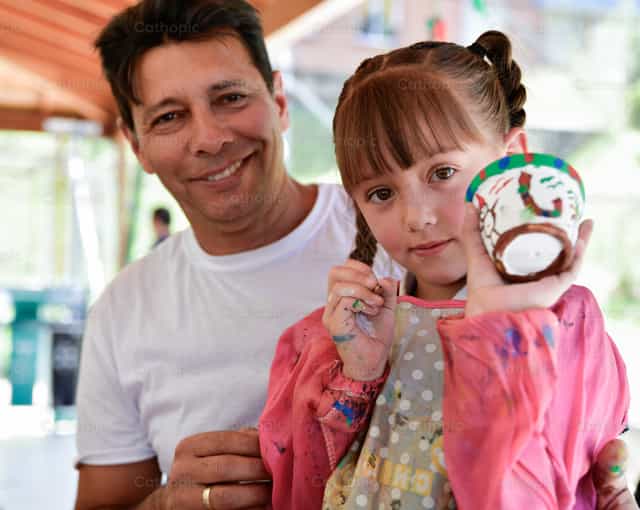 Father and daughter in catechesis - Catholic stock images - Photo by Carolina BR