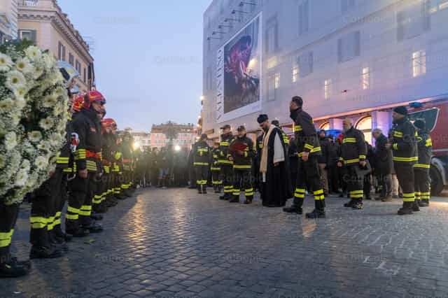 Bomberos rezando - Banco de imágenes católicas