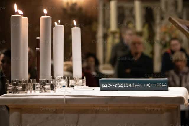 Evangeliario - Banco de imágenes católicas