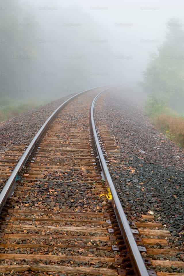 Vias y niebla - Banco de imágenes católicas - Fotografía por Vannett Studios