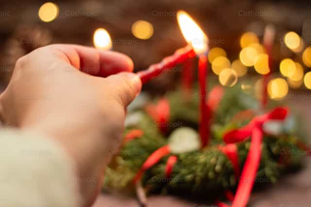 Encendiendo la corona - Banco de imágenes católicas - Fotografía por Carolina BR