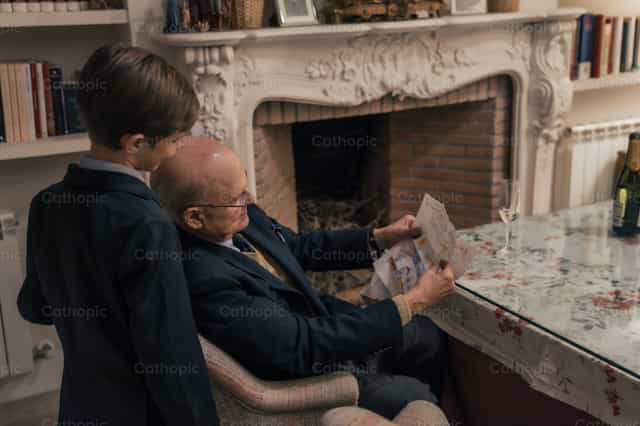 Avô e neto vivendo juntos - Imagens católicas de stock