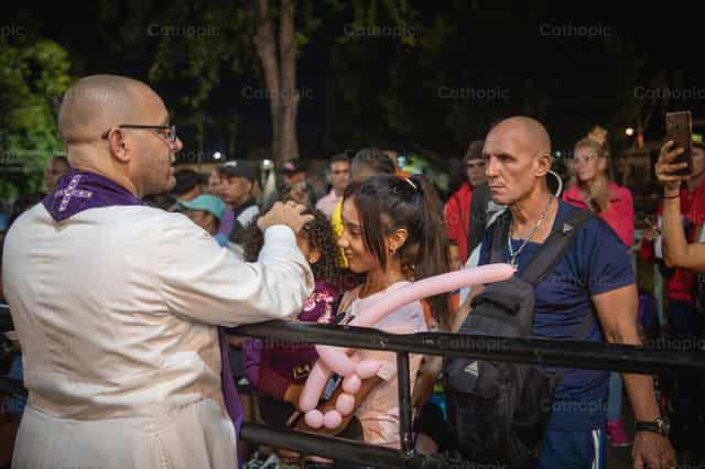 Sacerdote joven bendiciendo - Banco de imágenes católicas - Fotografía por Yandry Fernández Perdomo