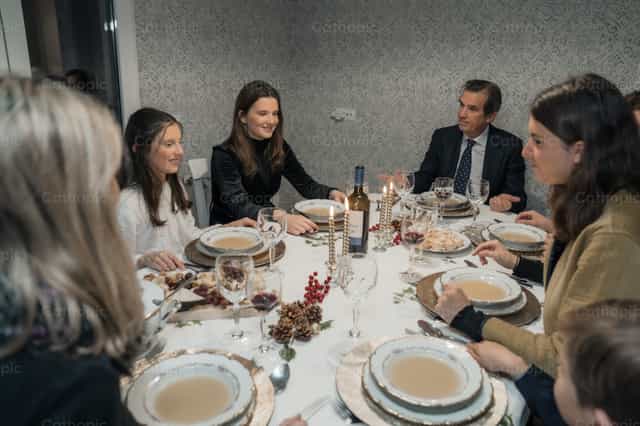 Família feliz no jantar de Natal - Imagens católicas de stock