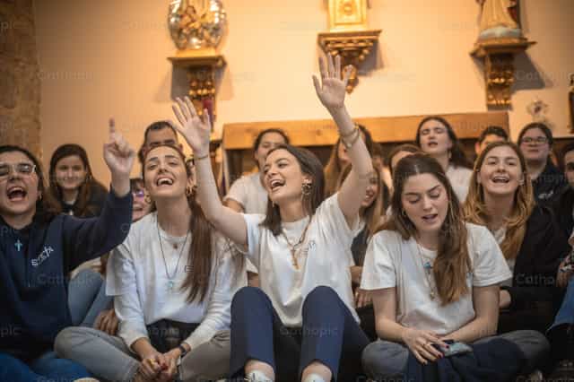 Jeunes louant Dieu - Images catholiques de stock