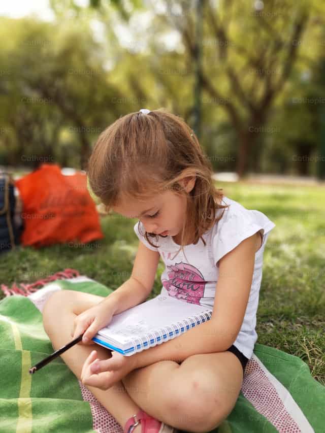 Niña leyendo - Banco de imágenes católicas