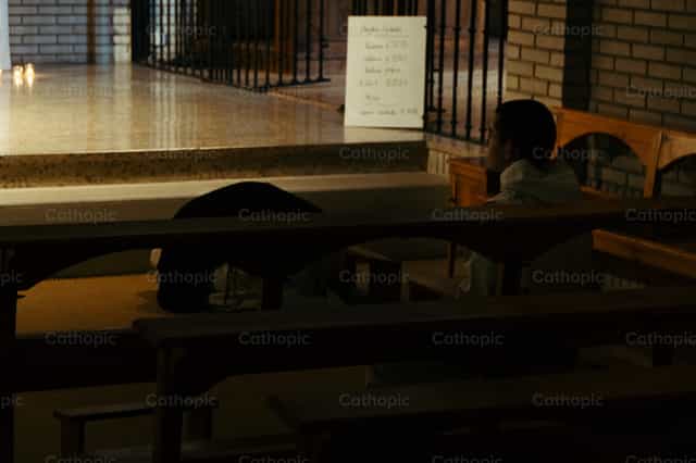 Monje Prostrate Verbum Spei - Banco de imágenes católicas - Fotografía por Almures Studio