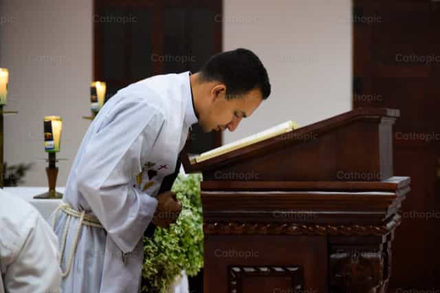 Lectura del Santo Evangelio - Banco de imágenes católicas - Fotografía por Nayarb Photography