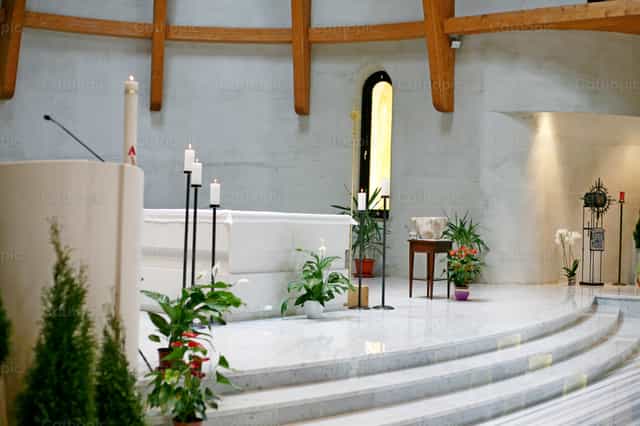 Sencillo altar blanco con ventanas pintadas - Banco de imágenes católicas - Fotografía por Cristina Grigore
