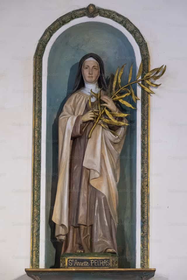 Estatua de Santa Annette Pelras con palma dorada - Banco de imágenes católicas - Fotografía por Joan Sutter