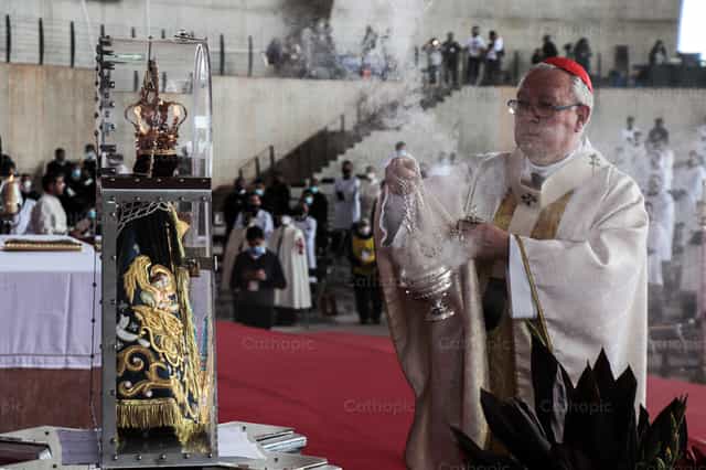 Arcivescovo e Maria - Immagini stock cattoliche - Foto di Miguel Bautista