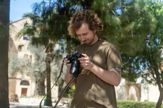 Joven fotografo - Banco de imágenes católicas - Fotografía por Lupe Belmonte