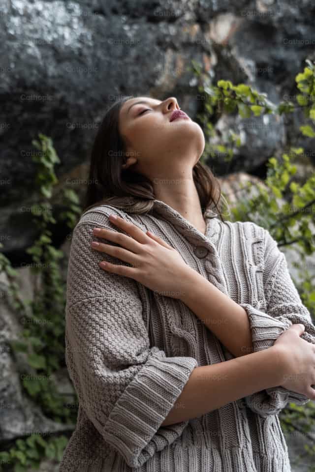 Mulher jovem adulta - Imagens católicas de stock - Foto de Cathopic