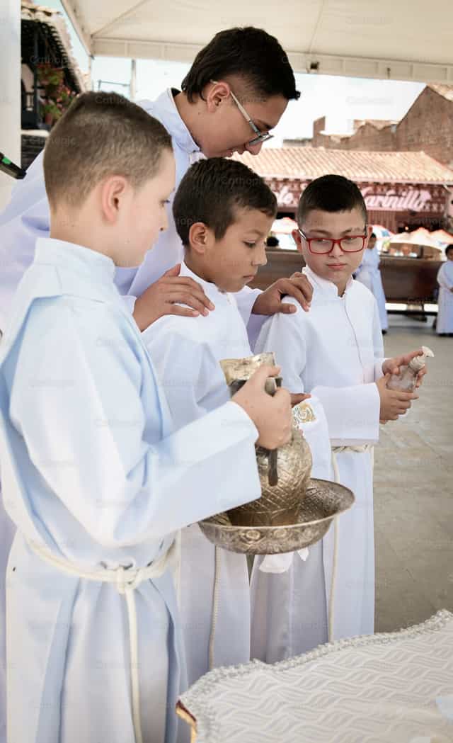 Grupo de acólitos - Imagens católicas de stock - Foto de Carolina BR
