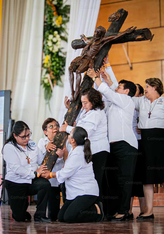 Cristo Exaltado - Banco de imágenes católicas