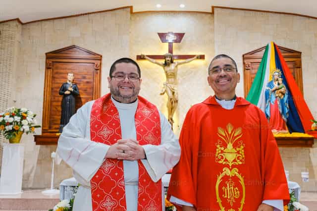 Sacerdotes Felizes - Imagens católicas de stock
