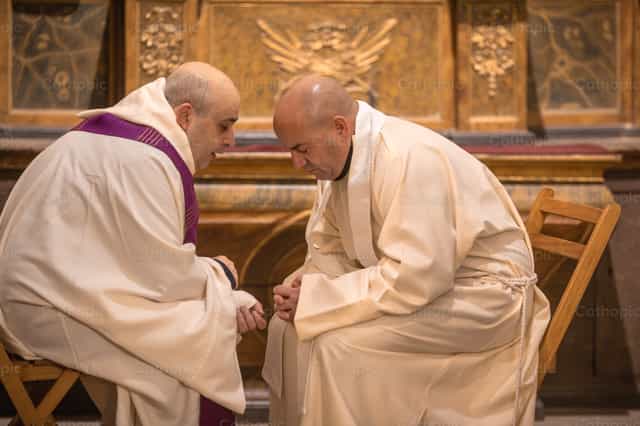 Sacerdote confesándose con otro sacerdote - Banco de imágenes católicas - Fotografía por Yandry Fernández Perdomo