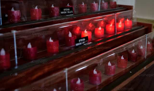 Velas encendidas - Banco de imágenes católicas - Fotografía por Carolina BR