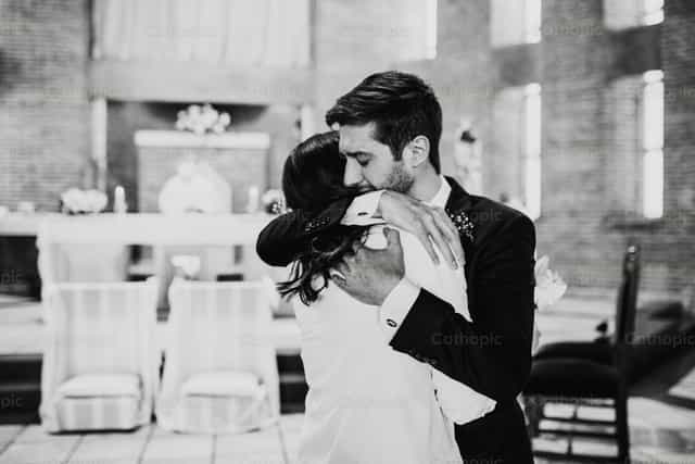 Recém-casados no altar - Imagens católicas de stock