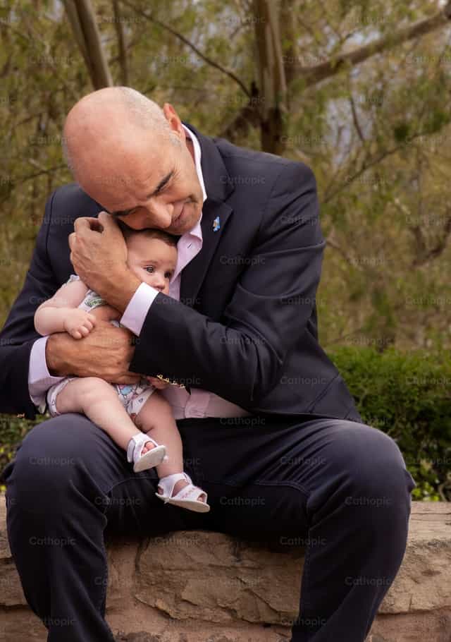 Abrazo a la vida naciente - Banco de imágenes católicas - Fotografía por Pitangus Alfonso Asensio