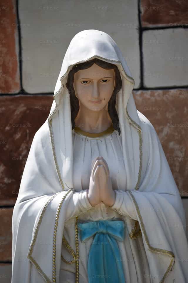 A lourdes-i Szűzanya szobra - Szűz Mária - Katolikus stockképek