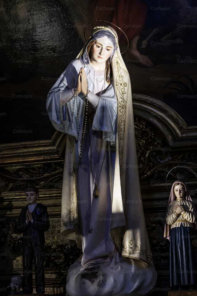 María, Jacinta y Francisco - Basílica de los Mártires - Banco de imágenes católicas - Fotografía por Paul Van Buekenhout