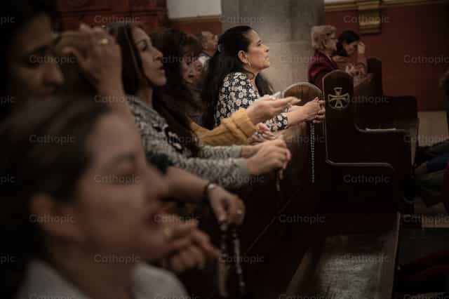 Mujeres rezando el rosario - Banco de imágenes católicas - Fotografía por Carolina BR