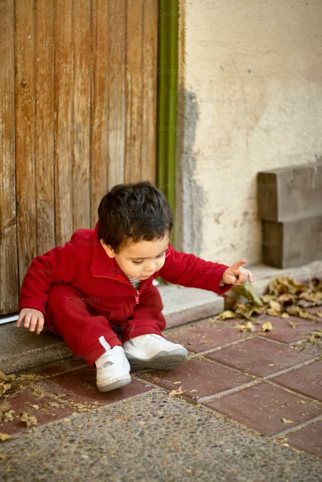 Niño pequeño jugando - Banco de imágenes católicas