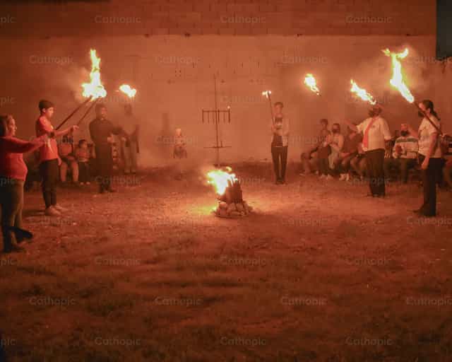 Fuego de la vigilia de Pentecostes - Banco de imágenes católicas - Fotografía por Miguel White