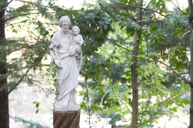 Escultura de San José con el niño Jesús - Banco de imágenes católicas - Fotografía por Iván W. Jaques