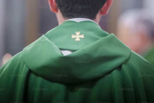 Detalle de casulla verde de sacerdote en misa dura - Banco de imágenes católicas - Fotografía por Diócesis de Córdoba
