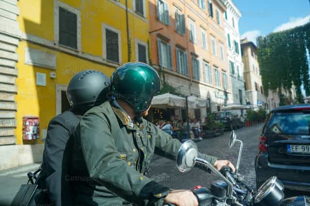 Pareja en moto en roma - Banco de imágenes católicas - Fotografía por Lupe Belmonte