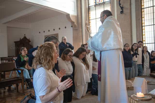 Presencia divina: Jóvenes unidos bajo la bendición - Banco de imágenes católicas - Fotografía por Yandry Fernández Perdomo