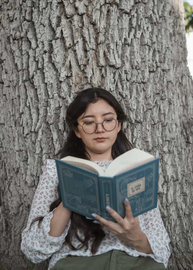 Lectura femenina - Banco de imágenes católicas - Fotografía por Cathopic