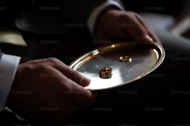 Anneaux de mariage - Images catholiques de stock - Photo de Álvaro García