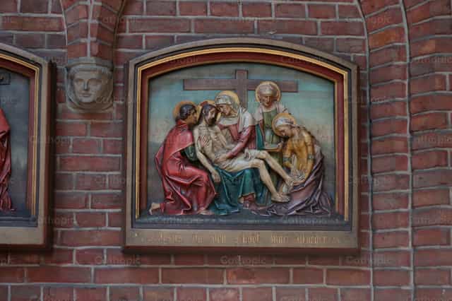 Jesus en los brazos de Maria - Banco de imágenes católicas - Fotografía por encaminados vamos