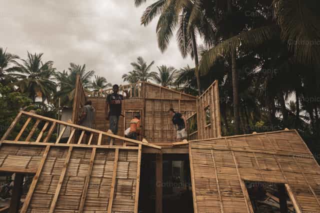 Construir casas para los pobres - Banco de imágenes católicas - Fotografía por Florida Born Media