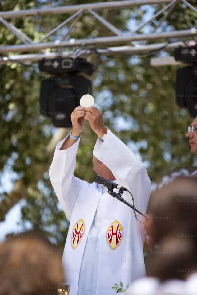 Sacerdote che celebra la Santa Messa. Consacrazione - Immagini stock cattoliche