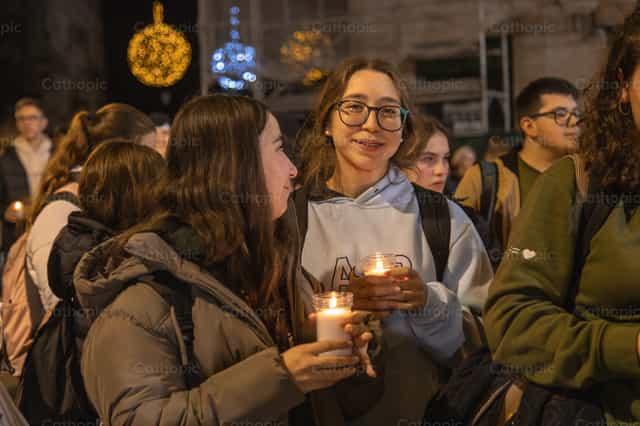Giovani felici a una veglia - Immagini stock cattoliche