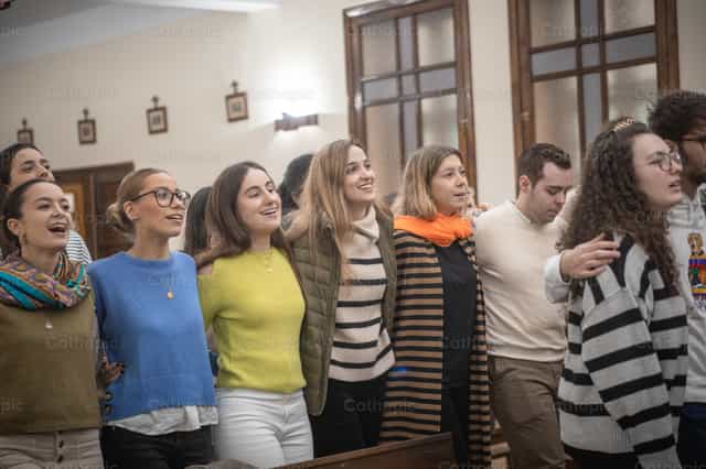Jovenes alabando a Dios - Banco de imágenes católicas - Fotografía por Yandry Fernández Perdomo