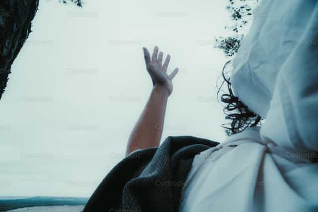 Jesus ergue as mãos ao Pai - Imagens católicas de stock - Foto de Almures Studio