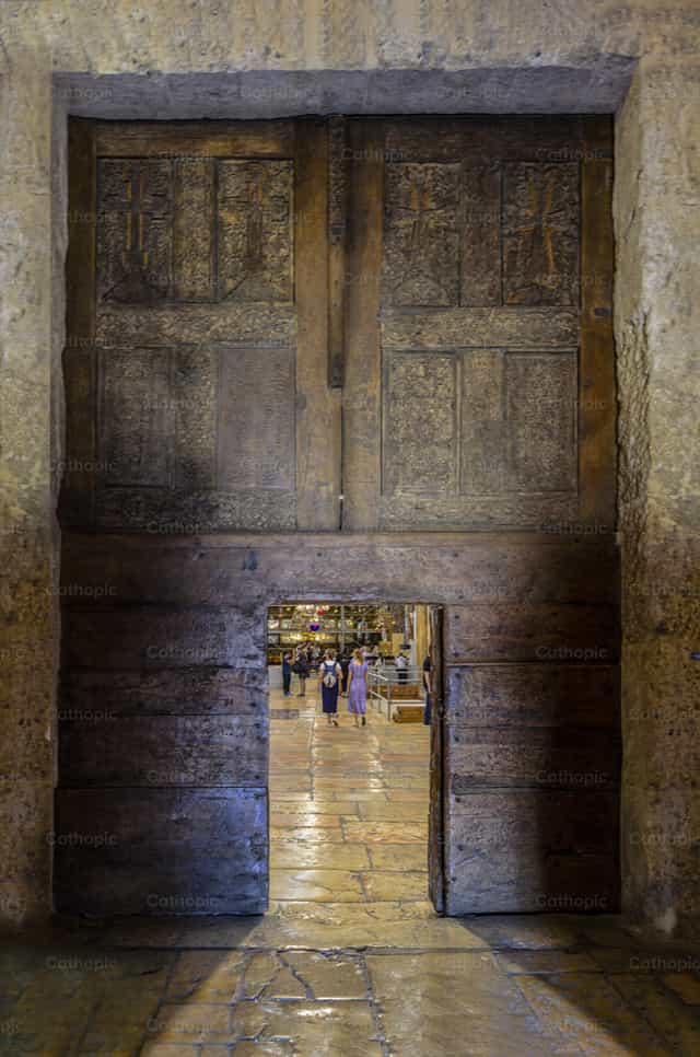 Puerta a la Basílica de la Natividad - Banco de imágenes católicas - Fotografía por Titi Maciel Pérez