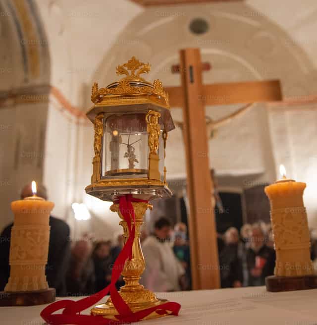 Custodia con reliquia expuesta en el altar - Banco de imágenes católicas - Fotografía por Pierluigi Palazzi