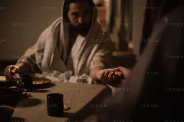 Jesús muestra sus manos a los discípulos en Emaús. - Banco de imágenes católicas - Fotografía por Cathopic