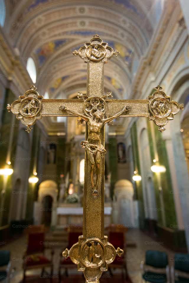 Crucifixo de metal - Imagens católicas de stock