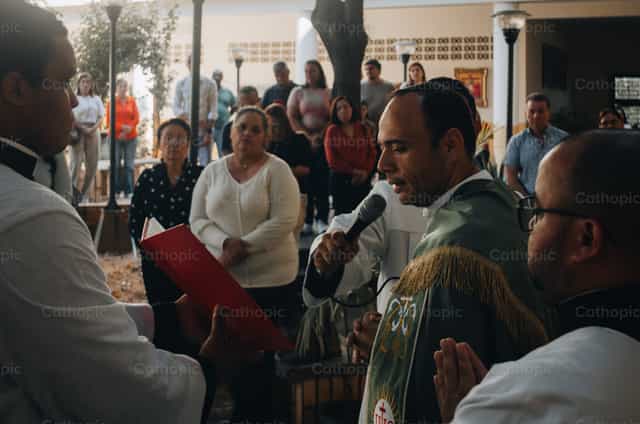 Rito del Sacerdote en la Puerta Santa - Banco de imágenes católicas - Fotografía por Paul Urdaneta
