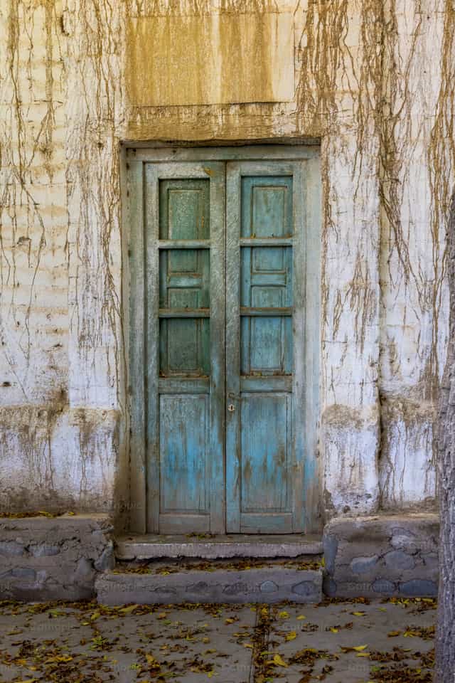 Closed door - Catholic stock images - Photo by Titi Maciel Pérez