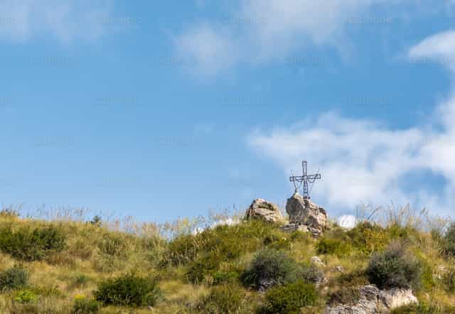 Gran cruz de metal sobre una colina - Banco de imágenes católicas